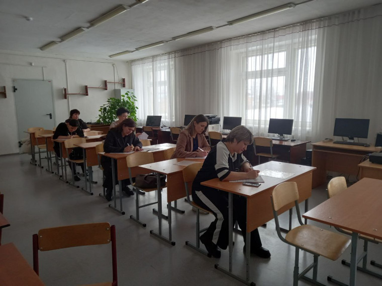 Родители пишут ЕГЭ.